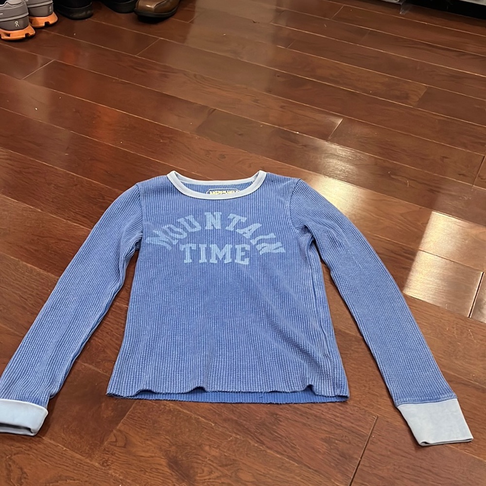 Long sleeve pullover/shirt.
